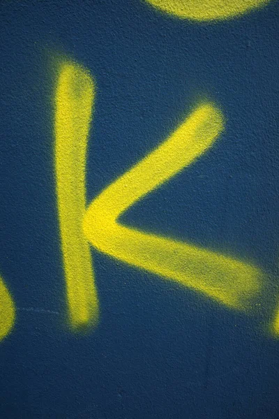 Mavi arkaplanda sarı harf