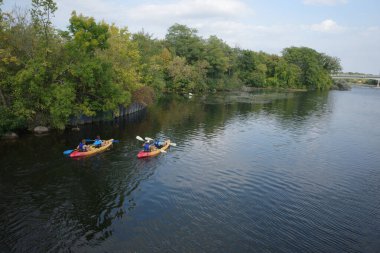 Nehirde kano yaparken