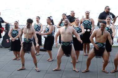 Sokaktaki Maori dansçıları