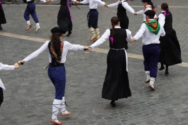 Sokaktaki basklı halk dansçıları