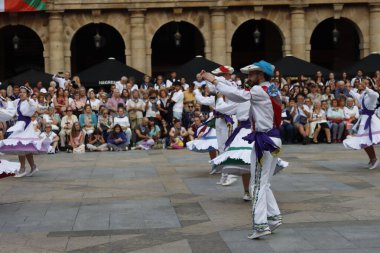 Bask halk dansı gösterisi
