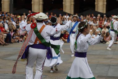 Bask halk dansı gösterisi
