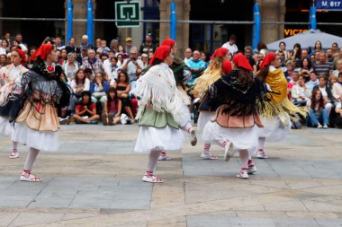 Bask halk dansı gösterisi