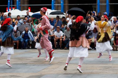 Bask halk dansı gösterisi