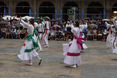 Bask halk dansı gösterisi