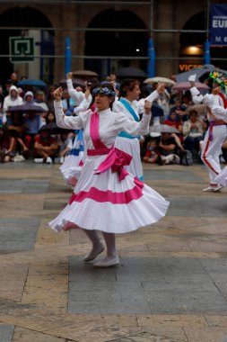 Bask halk dansı gösterisi