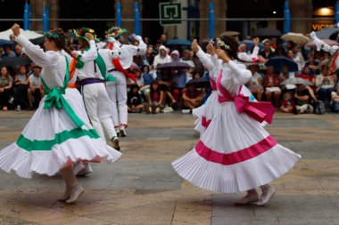 Bask halk dansı gösterisi