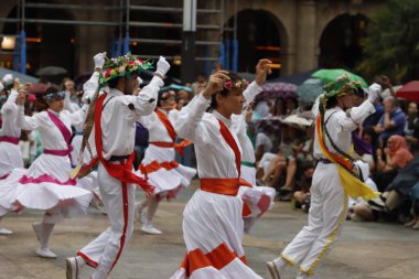 Bask halk dansı gösterisi
