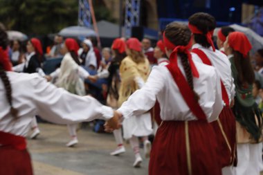 Sokakta Bask halk dansı gösterisi