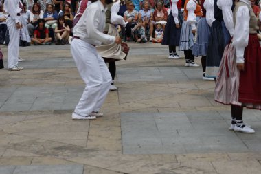 Sokakta Bask halk dansı gösterisi