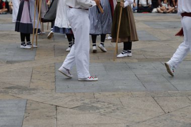 Sokakta Bask halk dansı gösterisi