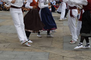 Sokakta Bask halk dansı gösterisi