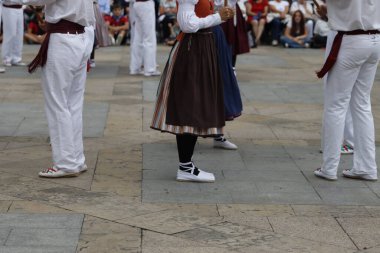 Sokakta Bask halk dansı gösterisi