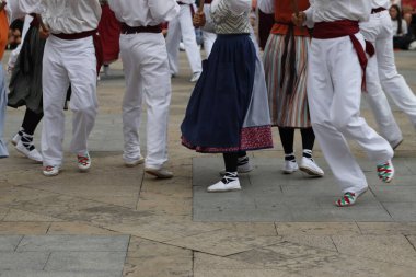 Sokakta Bask halk dansı gösterisi