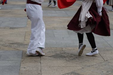 Sokakta Bask halk dansı gösterisi