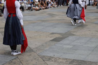 Sokakta Bask halk dansı gösterisi