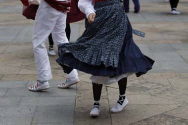 Sokakta Bask halk dansı gösterisi