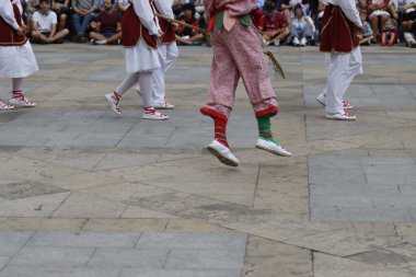 Sokakta Bask halk dansı gösterisi