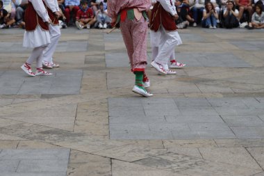 Sokakta Bask halk dansı gösterisi