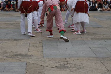 Sokakta Bask halk dansı gösterisi