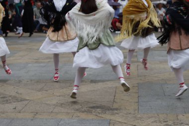 Sokakta Bask halk dansı gösterisi