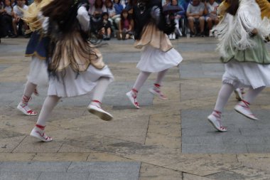 Sokakta Bask halk dansı gösterisi