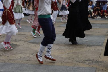 Sokakta Bask halk dansı gösterisi