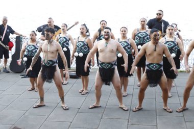 Sokaktaki Maori dansçıları