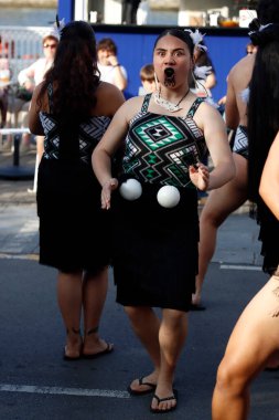 Sokaktaki Maori dansçıları