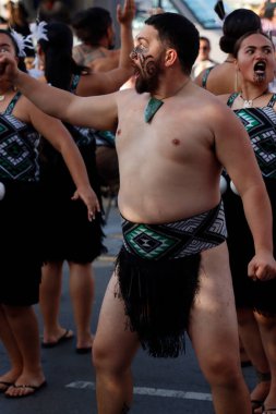 Sokaktaki Maori dansçıları
