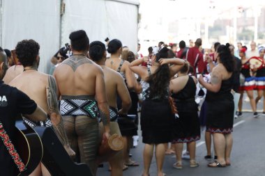 Sokaktaki Maori dansçıları