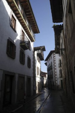 İspanya 'nın Navarre kasabasında Bask tarzı evler