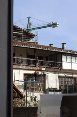 İskele üzerinde çalışıyorum. 