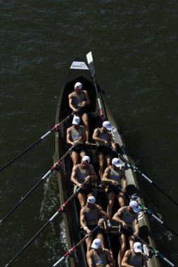 İspanya Bilbao nehrinde kürek çekerken