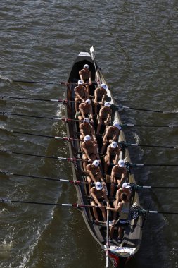 İspanya Bilbao nehrinde kürek çekerken