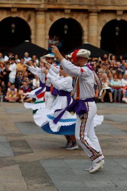 Sokaktaki basklı halk dansçıları