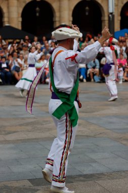 Sokaktaki basklı halk dansçıları