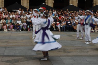 Sokaktaki basklı halk dansçıları