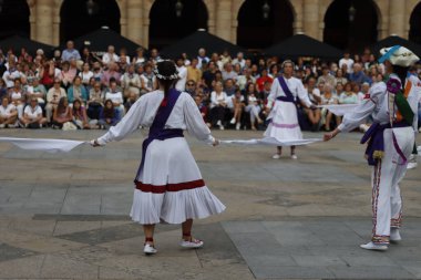 Sokaktaki basklı halk dansçıları