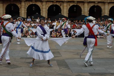 Bask halk festivalinde dansçılar