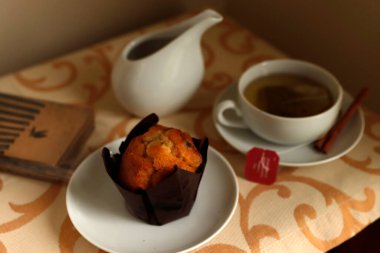 Evde bir fincan çay ve kek.