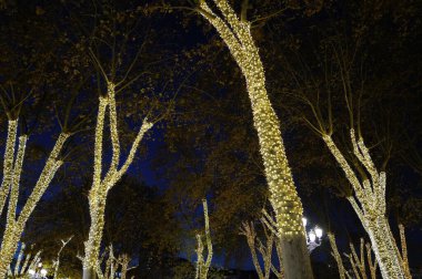 Gece şehirde Noel dekorasyonu