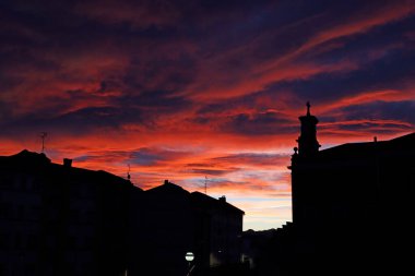 Şehirde bulutlu bir sabah