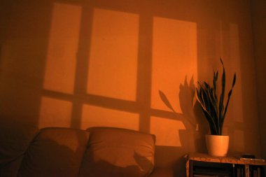 Geceleri bir evin içinde.