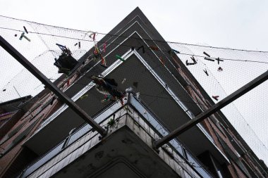 Binadaki kazaları önlemek için güvenlik ağı