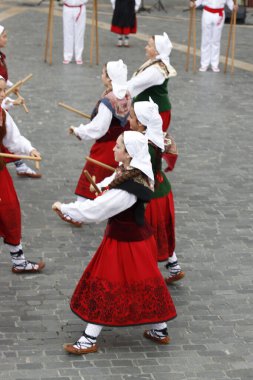 Festivalde Bask halk dansçıları
