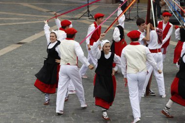 Festivalde Bask halk dansçıları