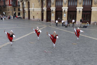 Festivalde Bask halk dansçıları