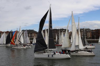 Bilbao nehrindeki yat yarışı.