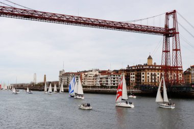 Bilbao nehrindeki yat yarışı.
